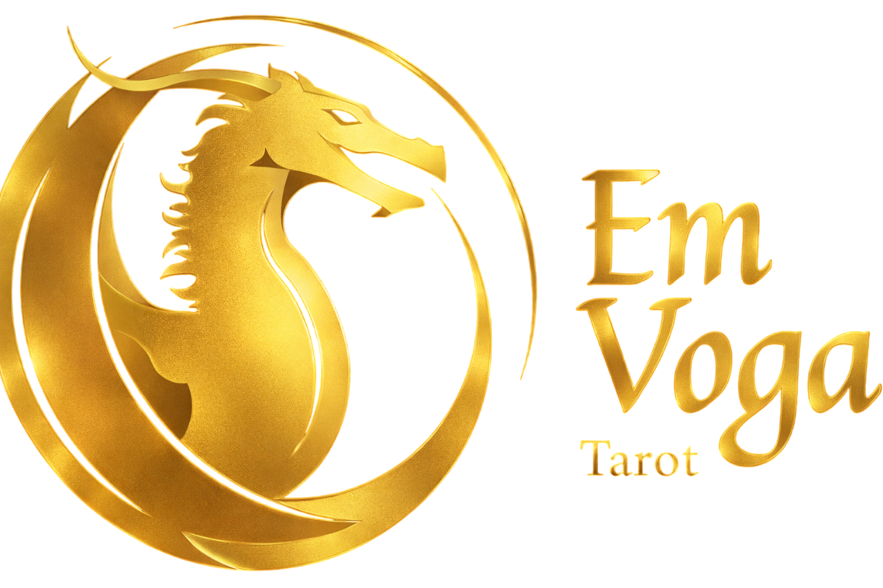 Logotipo da Em Voga Tarot apresentando a silhueta de um dragão estilizado em tons de dourado dentro de um círculo, acompanhado pelo nome da marca à direita.